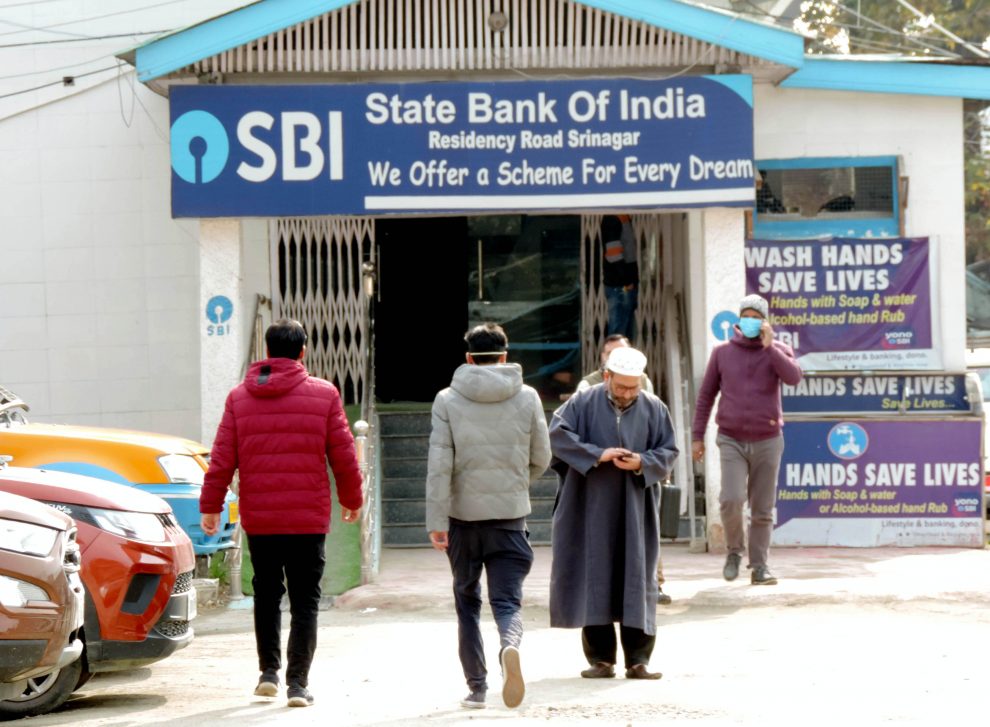 Main branch of SBI in Srinagar reopens after suspending business for a day