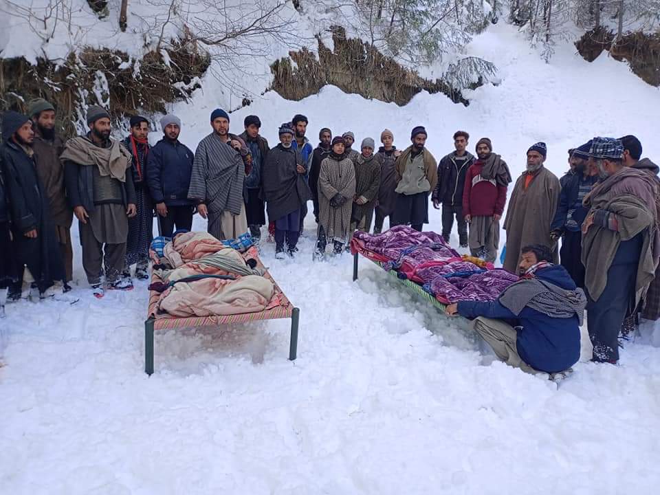 Locals ferry 2 patients for 7kms on stretchers to Hospital in Handwara