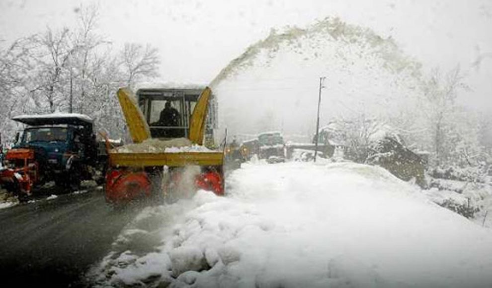 Srinagar-Jammu highway reopens, stranded vehicles being cleared