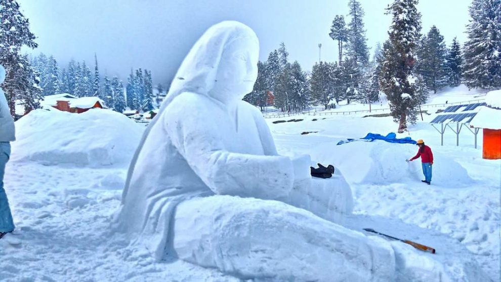 Tourism Deptt’s 4-day snow sculpting competition begins at Gulmarg