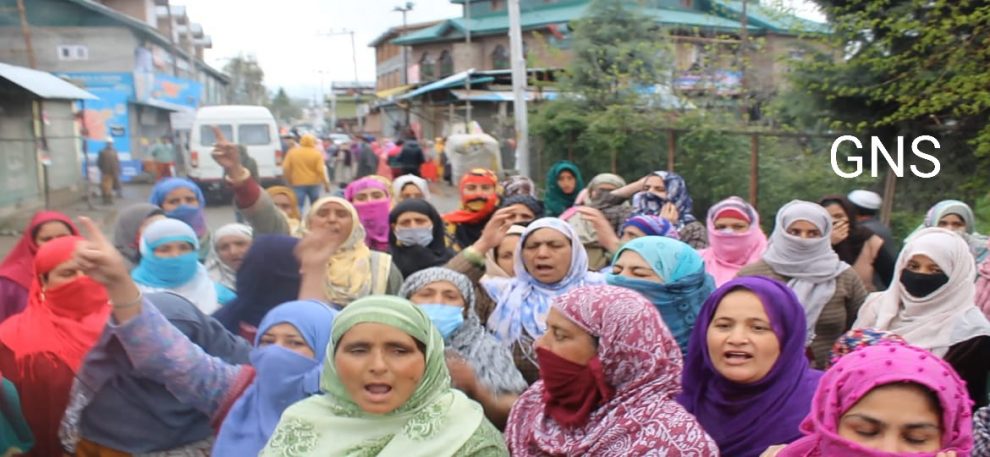 People protest after woman dies of ‘heart attack’ during nocturnal ‘police raid’ in Habak Srinagar