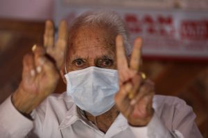 96-year-old Badrinath flashing victory sign after undergoing successful treatment for covid-19 at Vijaypur in Samba district -The Dispatch