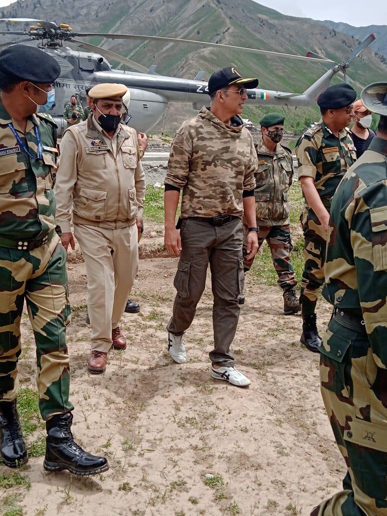 Bollywood actor Akshay Kumar meet soldiers at forward areas in Tulail valley