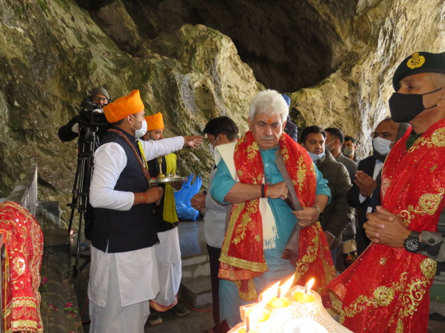 L.G Manoj Sinha pays obeisance at Amarnath Shrine