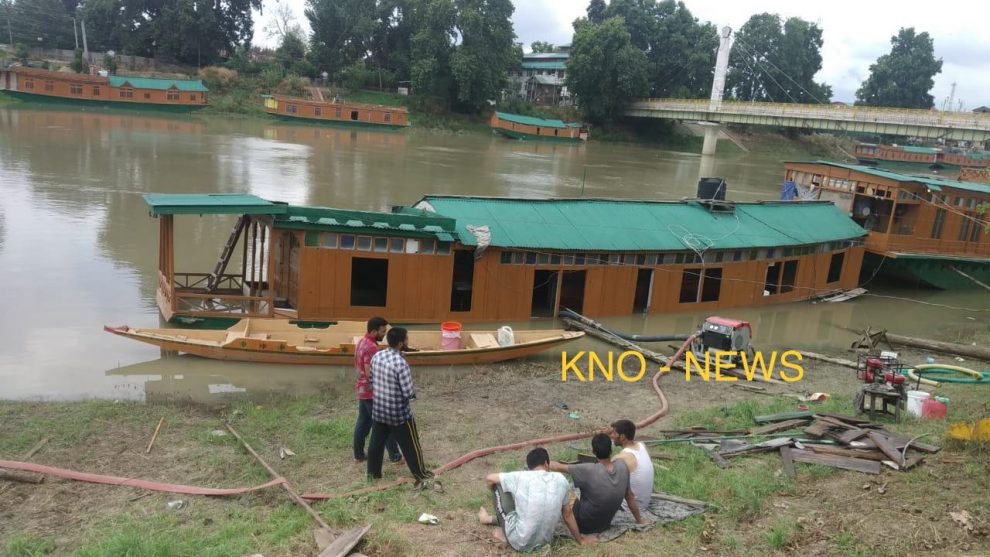 Family of five rendered homeless as houseboat sinks in Jhelum
