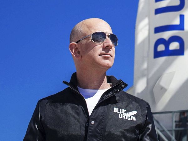 Jeff Bezos - nhà sáng lập của Blue Origin, là một trong những nhân vật đột phá và tầm nhìn trong ngành công nghiệp tên lửa. Khám phá hình ảnh của ông để thưởng thức sự phát triển và thành công của công ty.