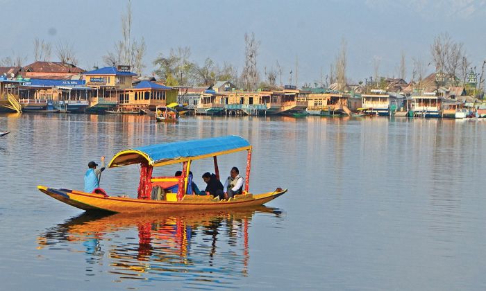 Flow of tourists surge demand of Shikara making in Kashmir