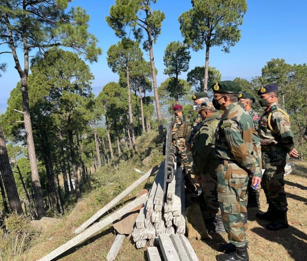 Army chief visits forward areas along LoC in Jammu