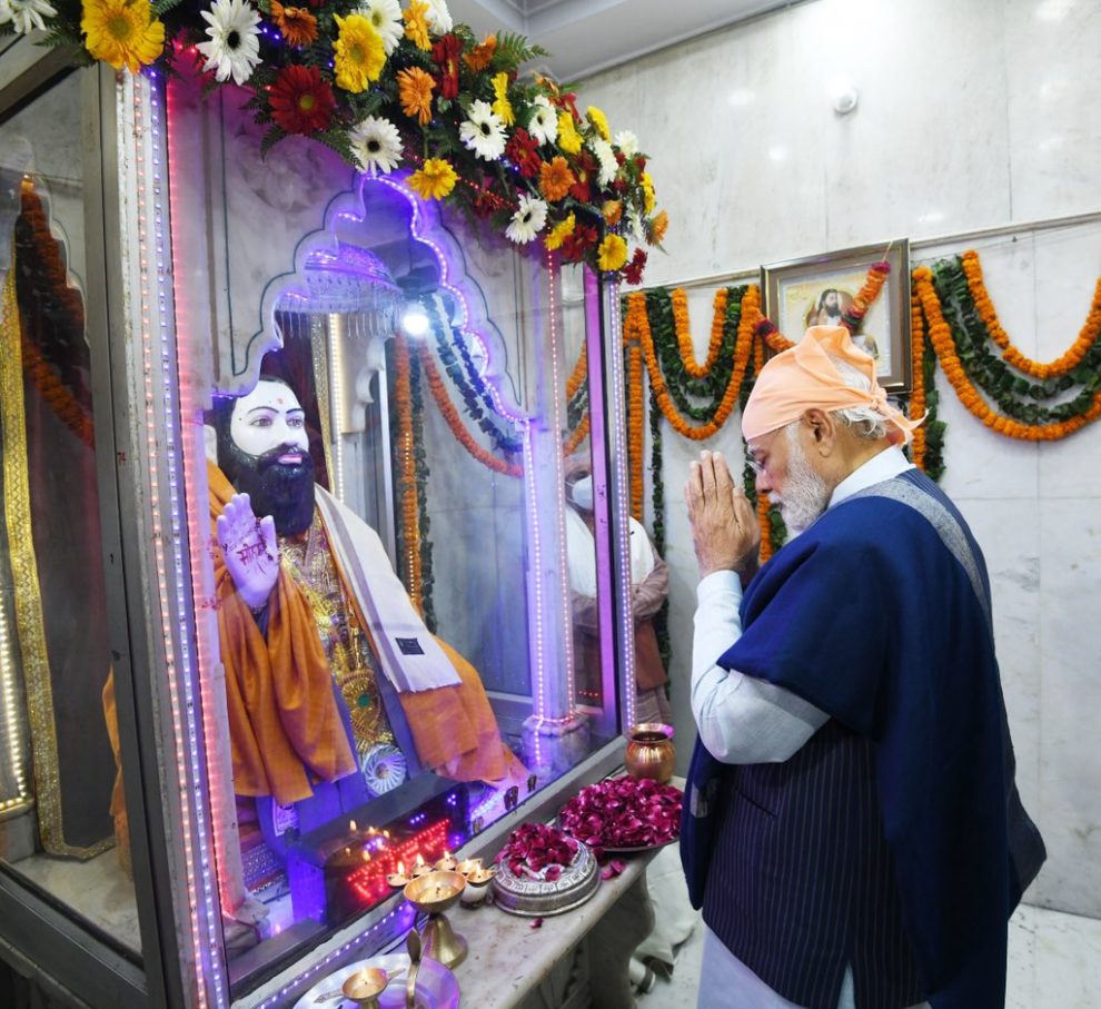 PM Modi offers prayers at Ravidas temple