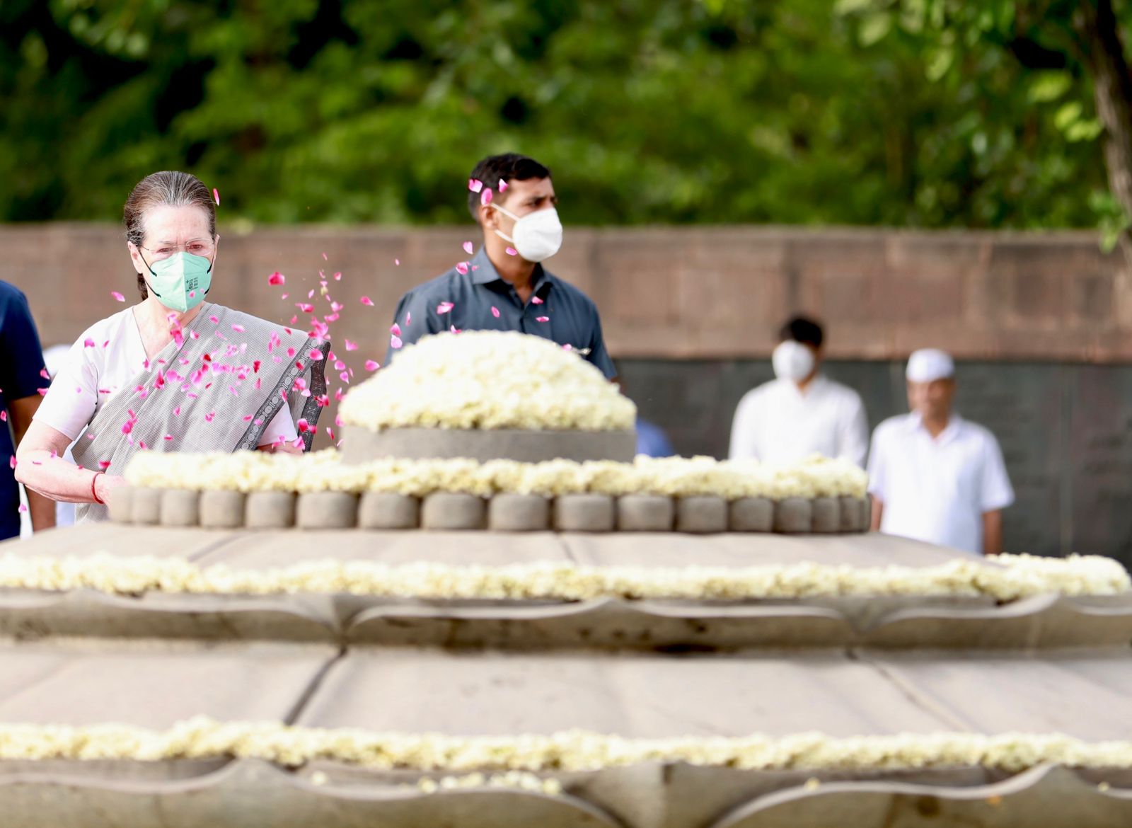 Rajiv Gandhi death anniversary: Sonia, Priyanka Gandhi pay homage – The  Dispatch