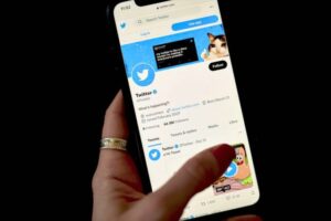 Twitter suspends $8 subscription program after fake accounts propagate