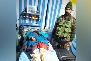 Indian Army helps two month pregnant lady in Kashmir village