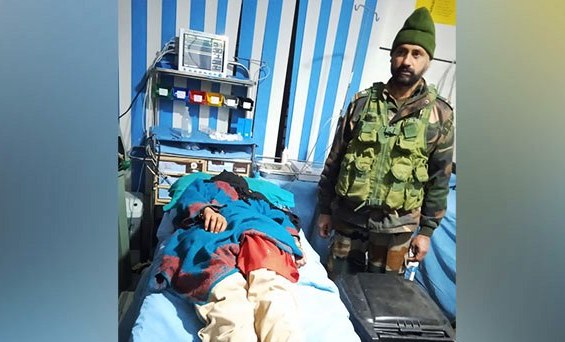 Indian Army helps two month pregnant lady in Kashmir village