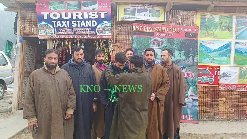 Kashmiriyat: Pahalgam cab driver returns lost gold worth Rs 10 lakh to tourist