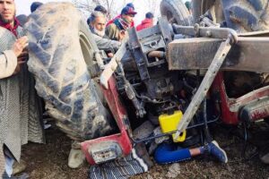One killed, another injured after tractor over-turns in Budgam