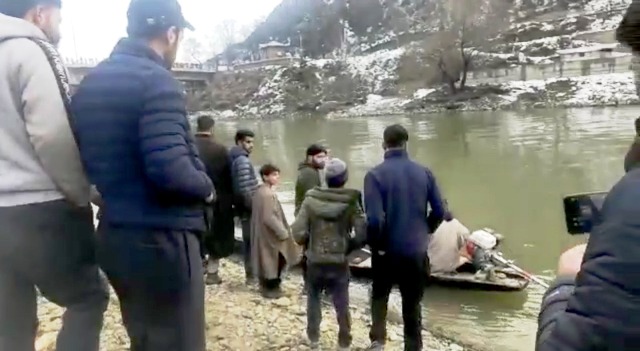 Yet another girl jumps into Jhelum, rescue operation on in Baramulla