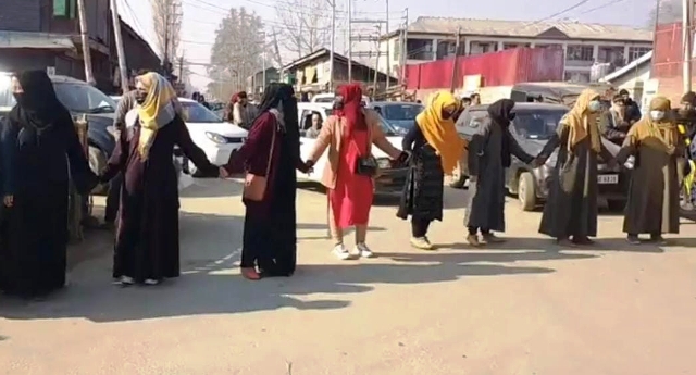Sopore College students protest against ‘Unfair’ evaluation by Kashmir University