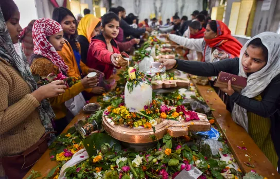 Muslim couple joins Mahashivratri celebration in Kashmir