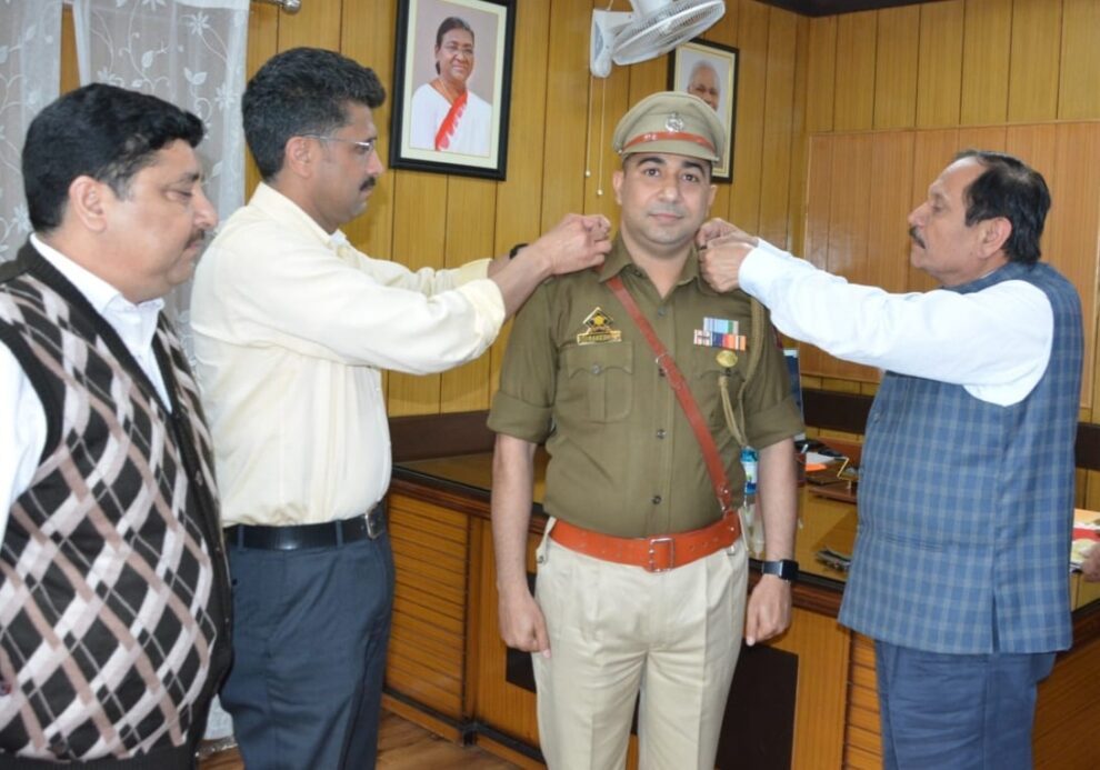 Advisor Bhatnagar decorates JKP Inspector on promotion