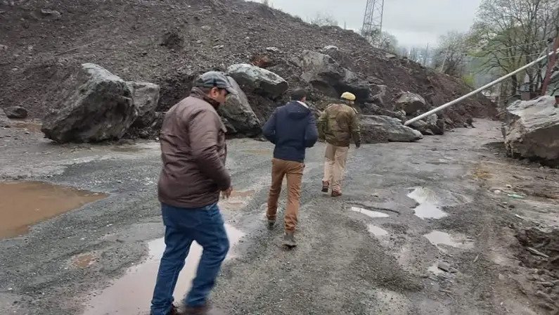 Landslide blocks Srinagar-Sonamarg road