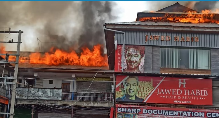 Fire destroys shopping complex at Hazratbal