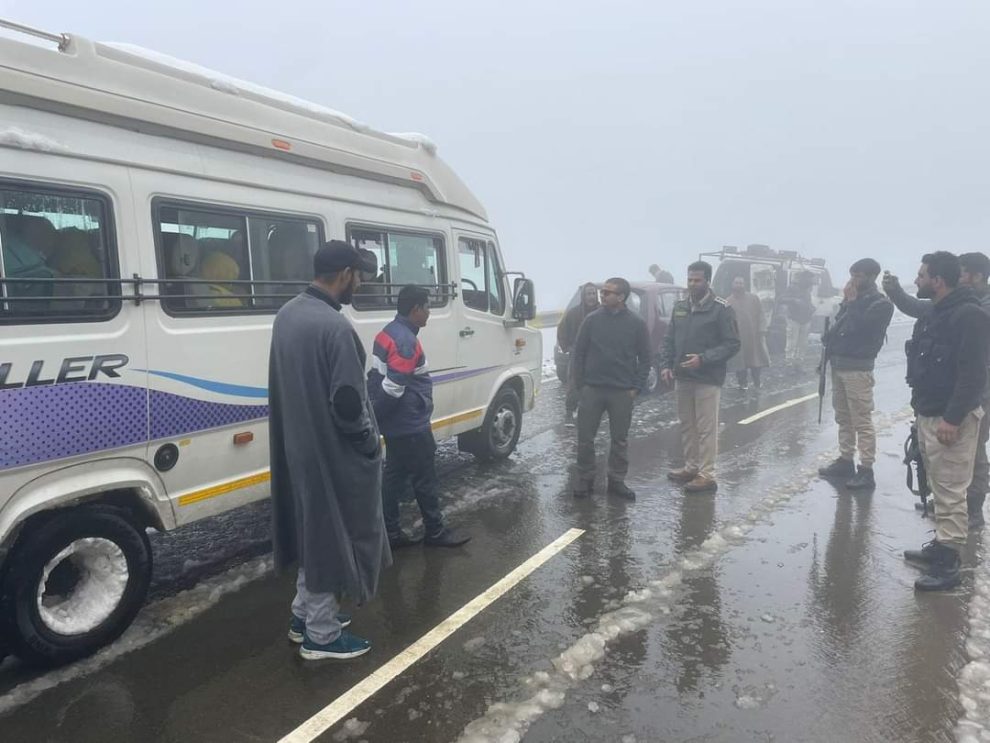 Police rescue 10 stranded tourists at B-top, Jawahar Tunnel