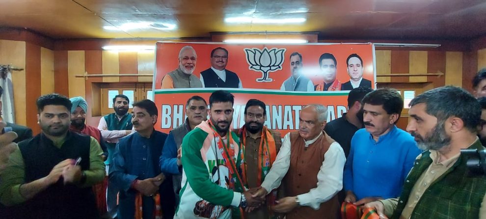 Several NC, PDP workers join BJP in Srinagar