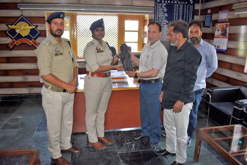 Police hands over sculpture of Goddess Lakshmi to Archaeology Department in Baramulla