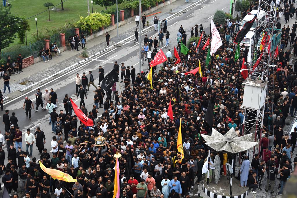 Hundreds Of Mourners Took Part In 8th Muharram Procession In Srinagar ...