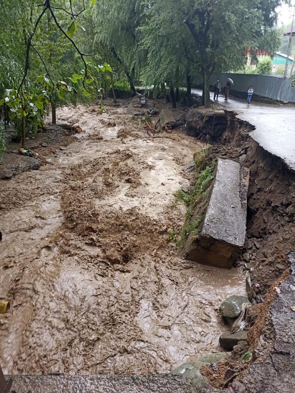 Widespread damage reported in Kupwara amid flashflood