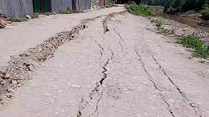 Road along Jhelum develops cracks in Anantnag