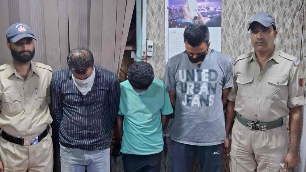 Mobile gang operating in SMHS busted, 11 mobile phones recovered, 3 arrested